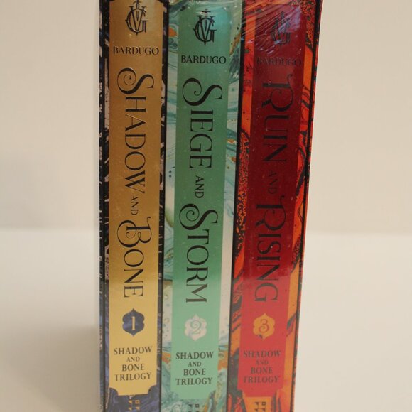 Shadow and Bone Trilogy Boxed Set - Picture 2 of 4